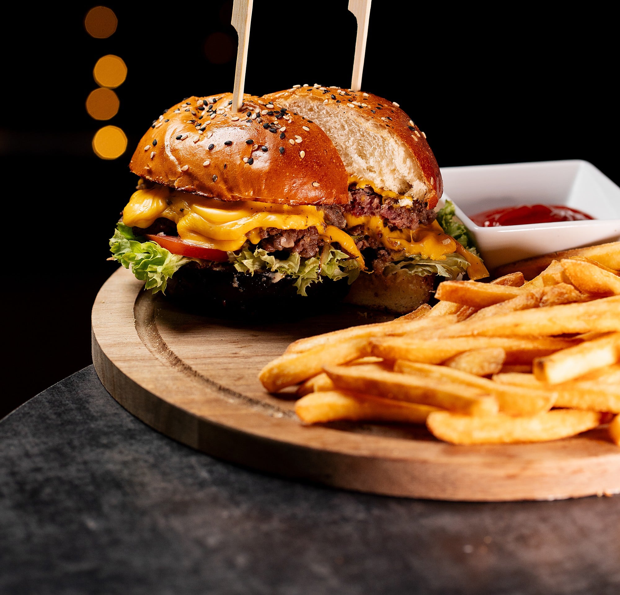 Burger BADU z frytkami, podany na desce